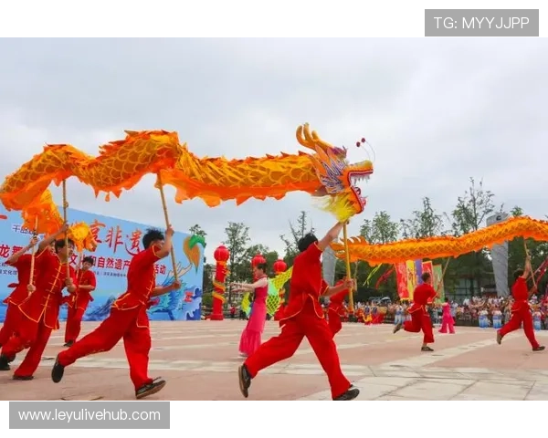千岛湖赛道边的鼓舞与舞龙，当地学生热情助威成暖心风景